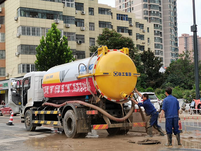 江南吸污车驰援郑州特大暴雨